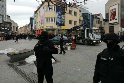 POLICAJCI NAPRAVILI KORDON Pauk služba odnijela automobil Davora Dragičevića sa Trga Krajine (FOTO)