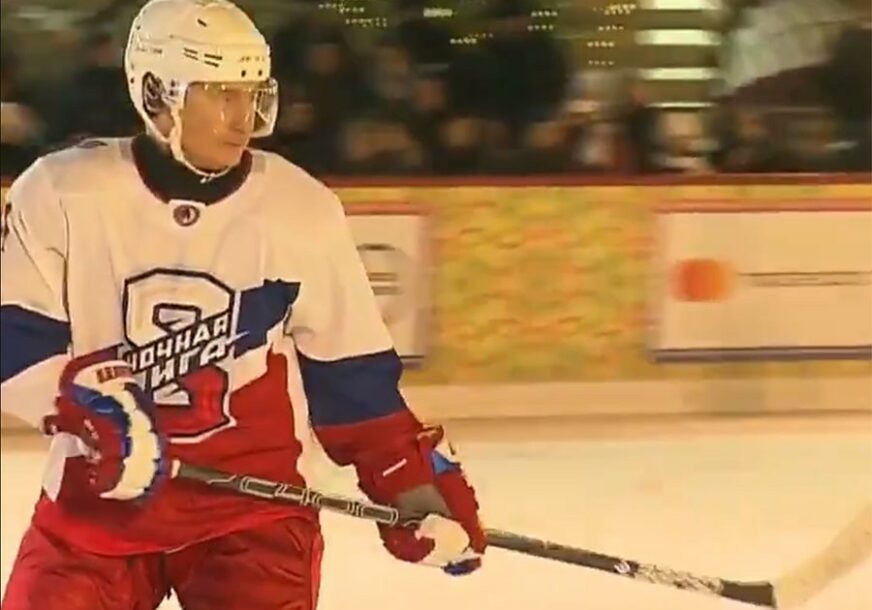 JAKA EKIPA Putin i Šojgu igrali hokej na Crvenom trgu (VIDEO)