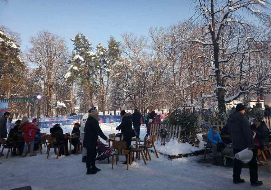 MALIŠANI UŽIVALI U POLIGONU ZA GRUDVANJE Nedjeljno popodne brojni Banjalučani proveli u Zimzogradu (FOTO)