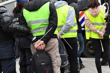 “KAO STOKA” Policija u Belgiji zatvarala demonstrante “žutih prsluka” u ŠTALE
