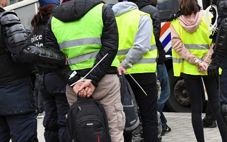 “KAO STOKA” Policija u Belgiji zatvarala demonstrante “žutih prsluka” u ŠTALE