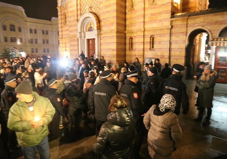 Suzana Radanović i večeras zapalila svijeću za sina Davida, policija upozoravala građane da NE SMIJE BITI OKUPLJANJA