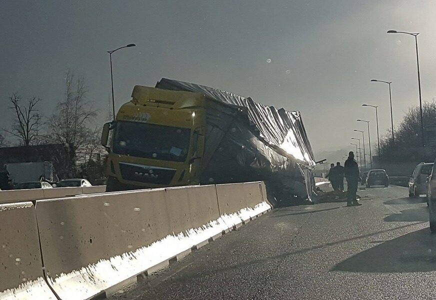 GUŽVE NA PUTU BANJALUKA - LAKTAŠI Prevrnut šleper u blizini Prijedorske petlje