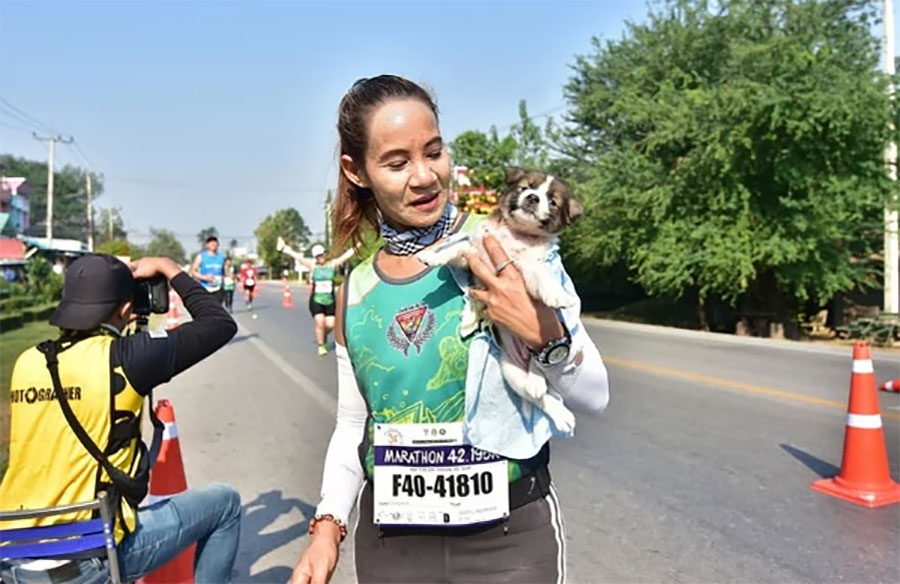 UMJESTO POBJEDE Tajlanđanka pretrčala 30 kilometara maratona noseći psa kog je usput spasla