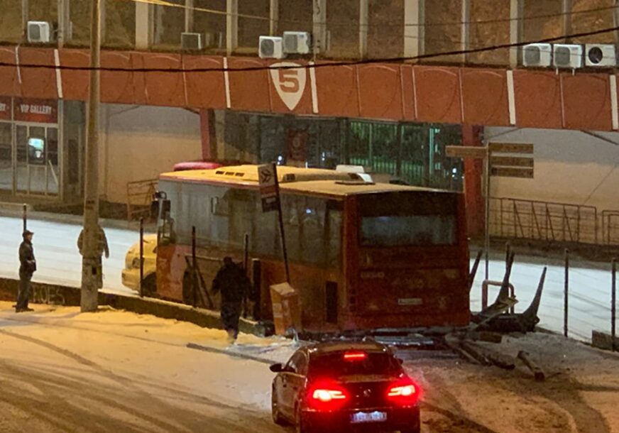 ZA DLAKU IZBJEGNUTA TRAGEDIJA Autobus se zakucao kod Zvezdinog stadiona (FOTO)