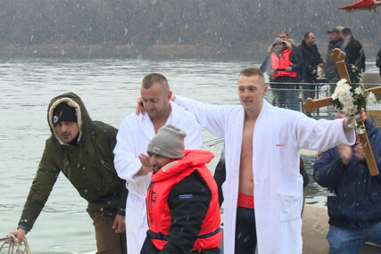 Za Časni krst u Brčkom plivalo 60 takmičara, među njima i dvije djevojke