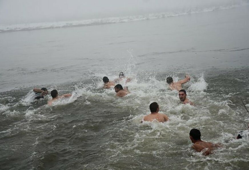 Banjalučani tradicionalno plivaju za Časni krst