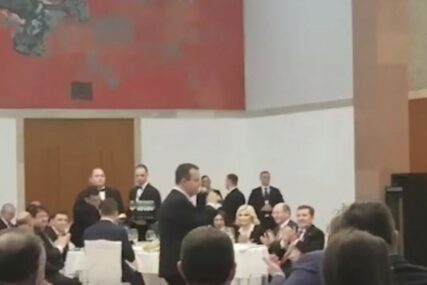 ORILA SE KALJINKA Pogledajte kako je Dačić zapjevao Putinu (VIDEO)