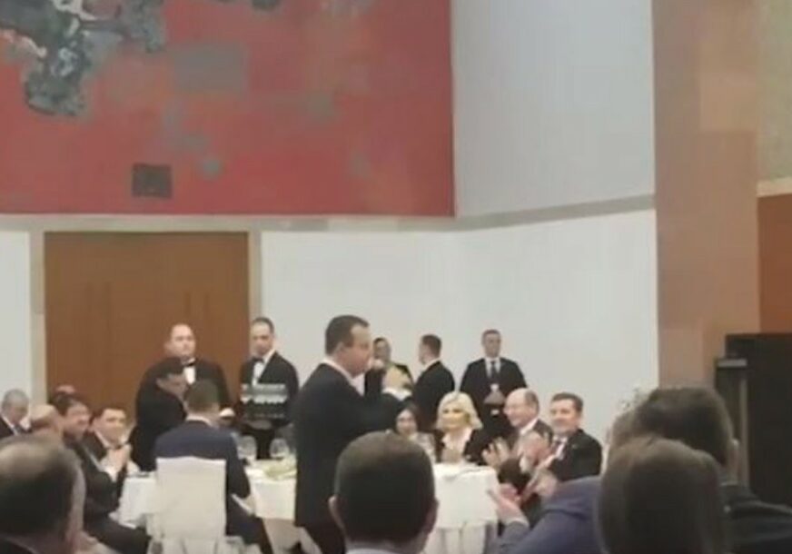 ORILA SE KALJINKA Pogledajte kako je Dačić zapjevao Putinu (VIDEO)