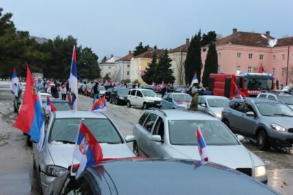 Kolonom automobila sa zastavama Srpske Trebinje obilježava Dan Republike