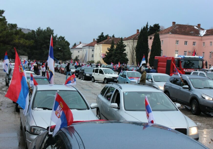 Kolonom automobila sa zastavama Srpske Trebinje obilježava Dan Republike
