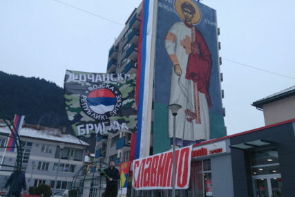 Foča bakljadom i uz ogromnu platnenu ikonu Svetog Stefana obilježila Dan Republike (VIDEO)