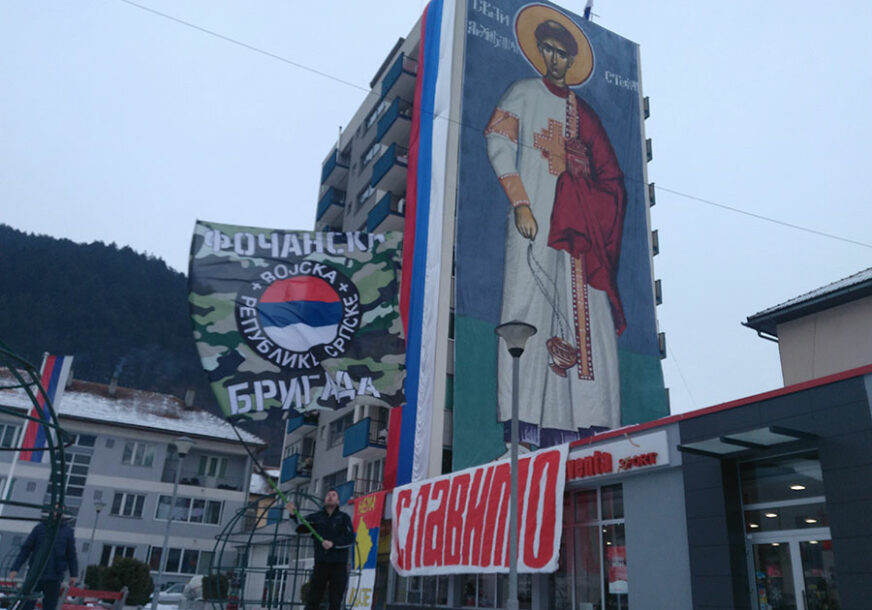 Foča bakljadom i uz ogromnu platnenu ikonu Svetog Stefana obilježila Dan Republike (VIDEO)