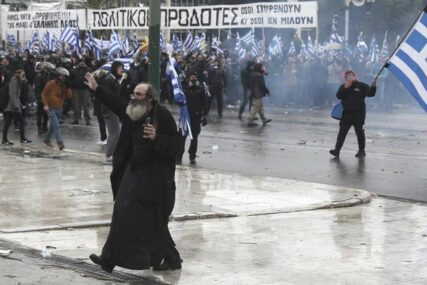 POBUNA U GRČKOJ Više od 100 osoba privedeno na demonstracijama protiv sporazuma sa Makedonijom, letjele ŠOK BOMBE (FOTO, VIDEO)