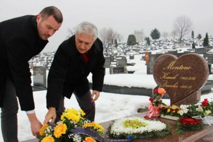 SJEĆANJE NA LEGENDARNOG PJEVAČA Položeno cvijeće na grob Kemala Montena