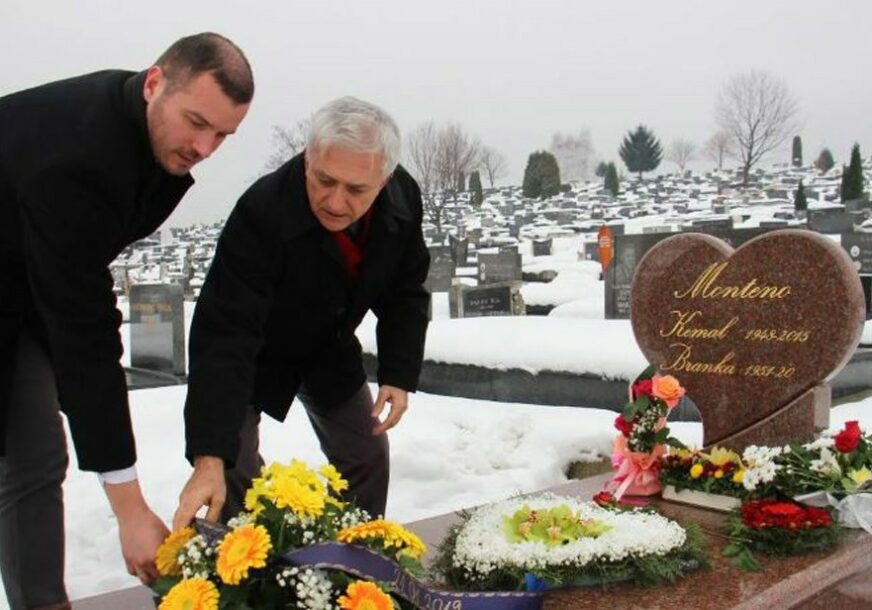 SJEĆANJE NA LEGENDARNOG PJEVAČA Položeno cvijeće na grob Kemala Montena