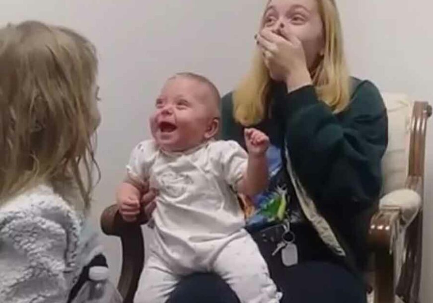 MED MEDENI Reakcija bebe nakon što je prvi put čula glas svoje sestre TOPI SRCA (VIDEO)