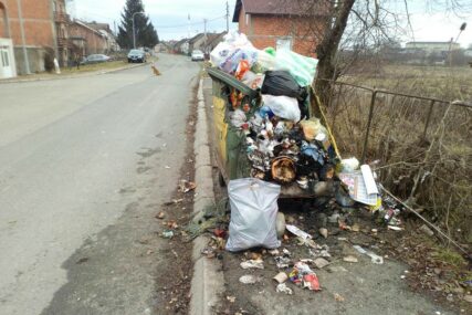 GRAĐANI STRAHUJU OD ZARAZE Bilećke ulice pune smeća, komunalci u štrajku