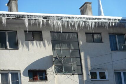 DUGE I DO DVA METRA Vatrogasci skidaju ledenice sa zgrada u Srebrenici