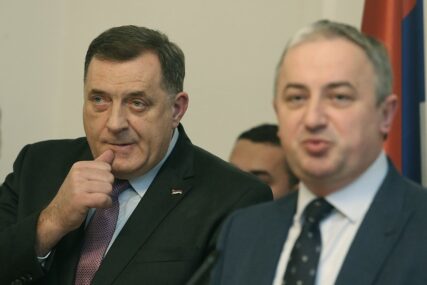 "Samo lupeta, a pojma nema ko je kako glasao" Borenović o Dodikovom prećutkivanju da je PDP bio za zakon kojim se ignoriše Šmit (FOTO)