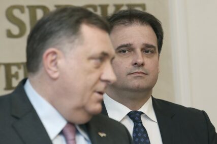 GOVEDARICA POVODOM IZJAVE PODŽIĆA „Dodik se sklonio da ne bi govorio o vojnoj imovini“
