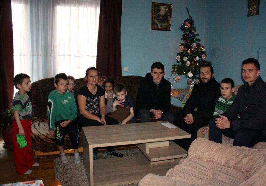 USREĆILI MALIŠANE Sveštenici uručili poklone siromašnim porodicama na području Modriče