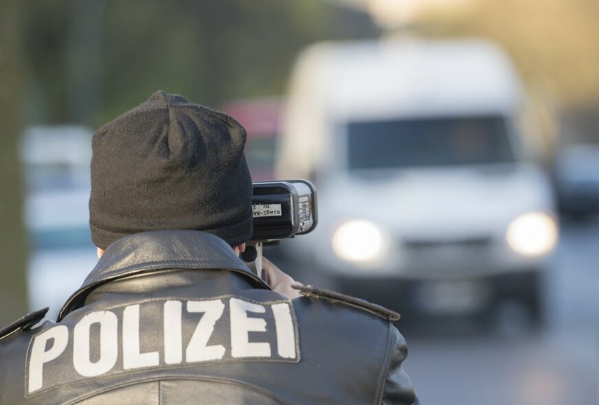 NEMA GLEDANJA KROZ PRSTE Policajac u Švajcarskoj kažnjen zbog prebrze vožnje TOKOM POTJERE za pljačkašima