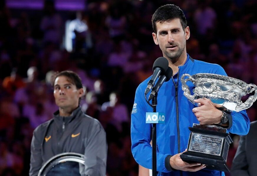 NAKLONIO SE MJESTU VELIKOG USPJEHA Novak se NOĆU vratio na "Rod Lejver" arenu da se oprosti od omiljenog terena