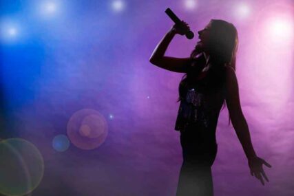 SMRT NA SCENI Pjevačica doživjela srčani udar tokom nastupa, NIJE JOJ BILO SPASA (VIDEO)