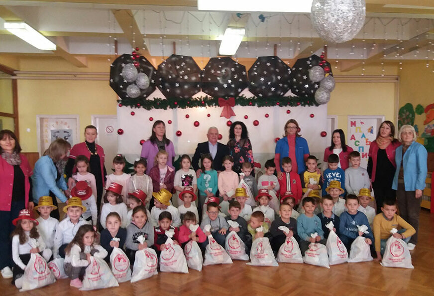 Mališanima u Zubinom Potoku uručeno 250 novogodišnjih paketića prikupljenih u Srpskoj