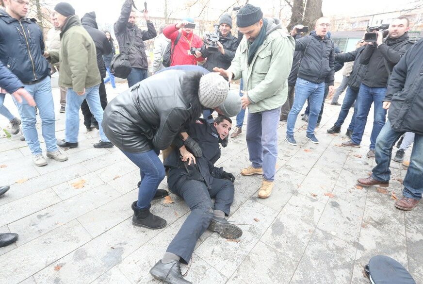 ISPOVIJEST POLICAJCA NAPADNUTOG TOKOM PROTESTA "Vukli su me, TUKLI, čupali, a samo sam RADIO SVOJ POSAO" (FOTO)