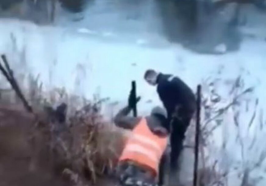 NEUSTRAŠIVI POLICAJAC Vidio je psa kako se davi u ledenoj vodi i odmah je SKOČIO (VIDEO)