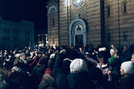 POD SLOGANOM “MIR I DOSTOJANSTVO” Na 298. dan od ubistva grupa "Pravda za Davida" ispred Hrama Hrista Spasitelja