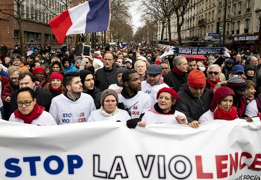 "CRVENI ŠALOVI" PROTIV "ŽUTIH PRSLUKA" Stotine ljudi marširaju Parizom u protestu protiv nasilja