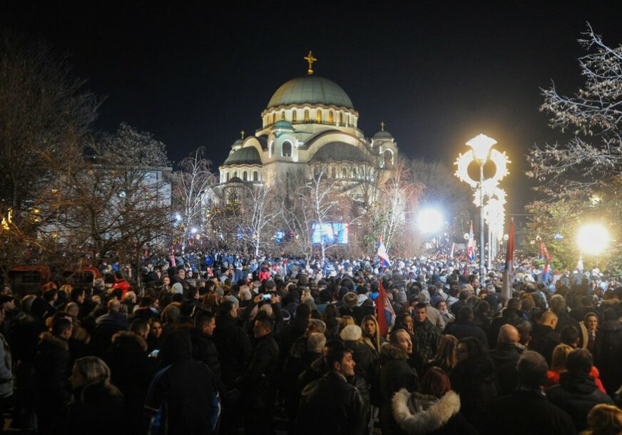 ODJEKUJE "KAĆUŠA" I "TAMO DALEKO" Hiljade ljudi dočekalo Putina ispred hrama Svetog Save u Beogradu (FOTO)