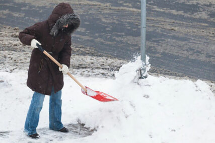 SPAŠAVA STVAR Genijalan TRIK SA LOPATOM olakšaće čišćenje snijega i to VIŠESTRUKO