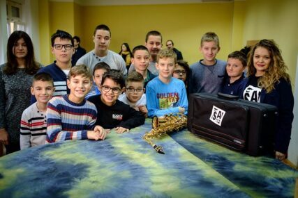Predstavnici "ŠA festa" donirali SAKSOFON Muzičkoj školi u Prijedoru