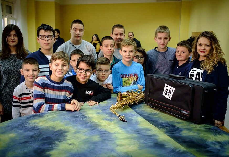 Predstavnici "ŠA festa" donirali SAKSOFON Muzičkoj školi u Prijedoru