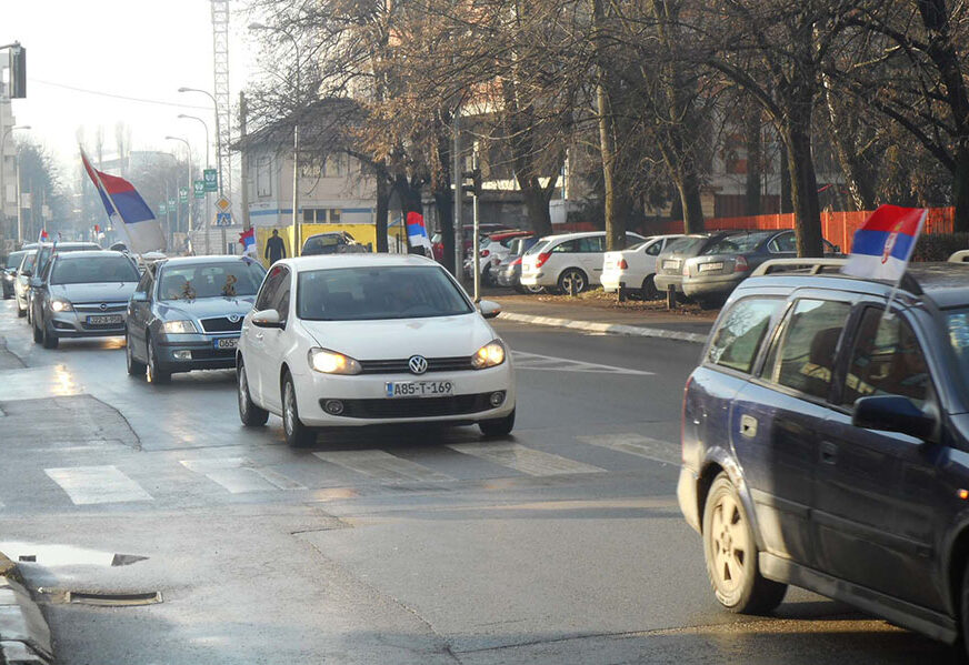 SRPSKE TROBOJKE NA ULICAMA Kolona vozila sa zastavama Republike prošla ulicama Banjaluke (FOTO)