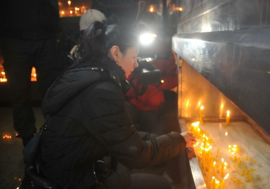 Majka pokojnog Davida i večeras zapalila svijeću, kod hrama uhapšen Stanivuković (VIDEO)