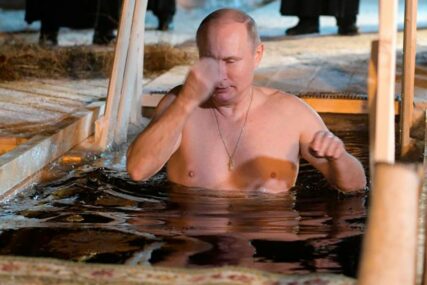 ZARONIO U LEDENU VODU Putin i ove godine učestvovao u bogojavljenskom kupanju