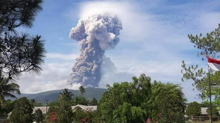 DIV SE PROBUDIO Vulkan izbacuje pepeo do 1.500 metara vazduh, VLASTI ZABRINUTE (VIDEO)