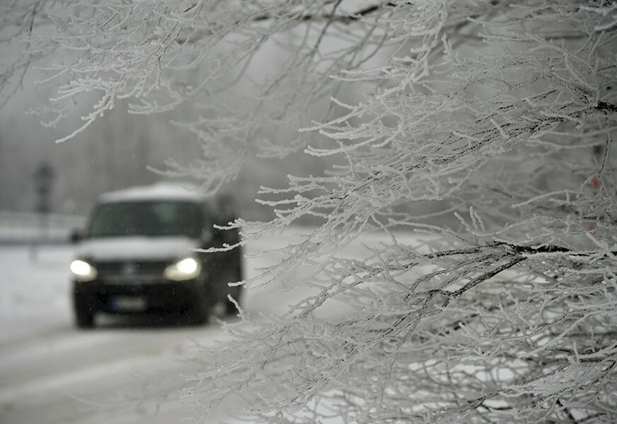 VOZAČI, OBRATITE PAŽNJU Zbog snijega i poledice otežan saobraćaj preko planinskih prevoja