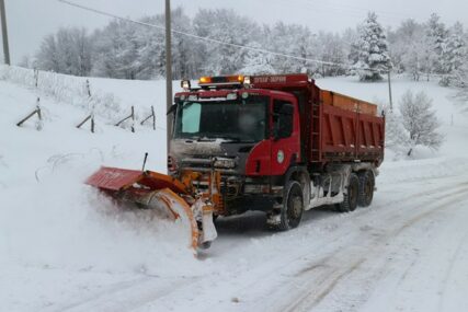 KAO U NEKA DAVNA VREMENA Radnik zimske službe iz prikolice RUKAMA baca so na asfalt (FOTO)