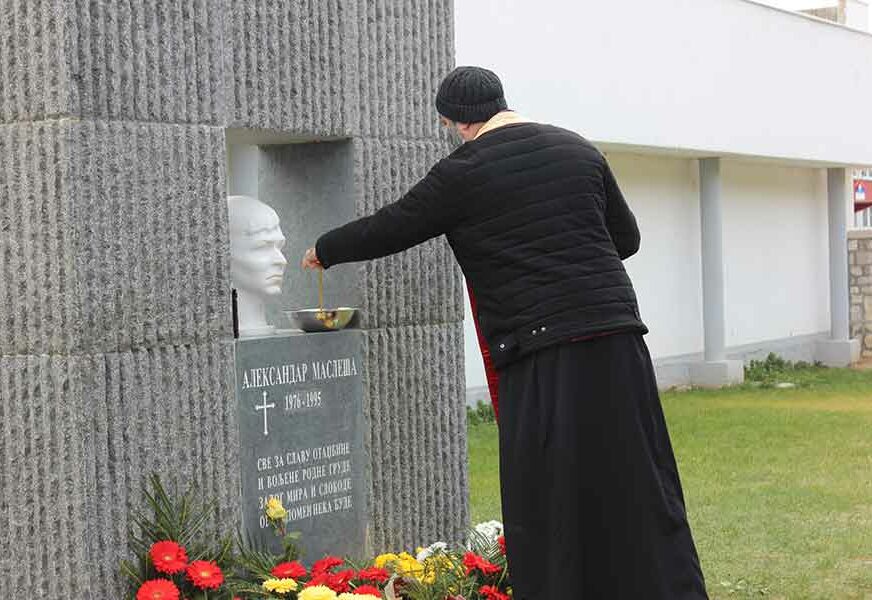 “IZ ŠKOLSKE KLUPE U KRVAVE ROVOVE” Obilježene 24 godine od smrti najmlađeg trebinjskog borca