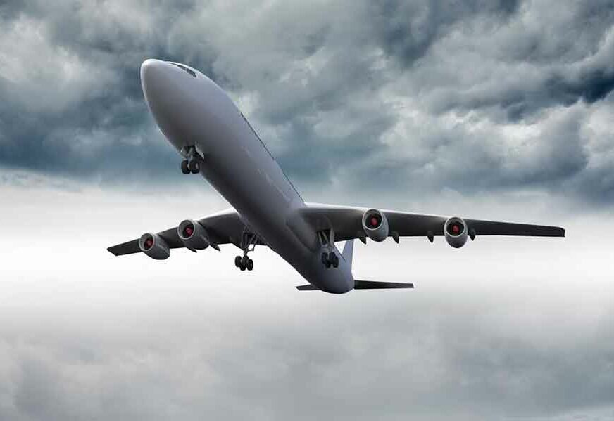 DRAMA NA NEBU Avion sa 69 putnika prinudno sletio u Sibir zbog prijetnje NAORUŽANOG MUŠKARCA (FOTO)