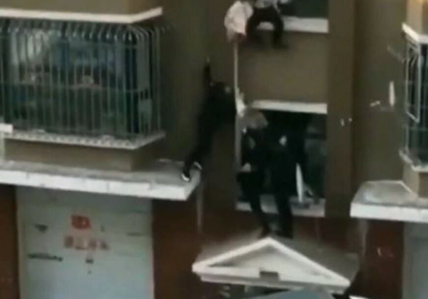 PRAVI HEROJ Dostavljač mlijeka uhvatio bebu koju je majka bacila s prozora zbog požara u stanu (VIDEO)