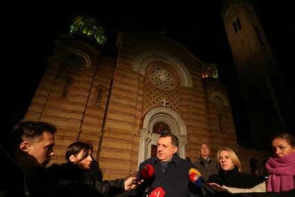 "Da sa najmilijima dočekate najradosniji praznik" Milorad Dodik građanima Srpske čestitao Božić (FOTO)