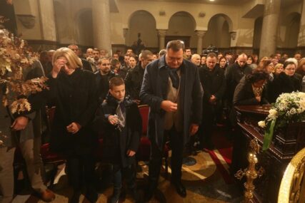 "U molitvi za zdravlje i sreću" Milorad Dodik čestitao građanima Badnje veče