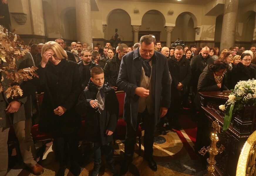 "U molitvi za zdravlje i sreću" Milorad Dodik čestitao građanima Badnje veče